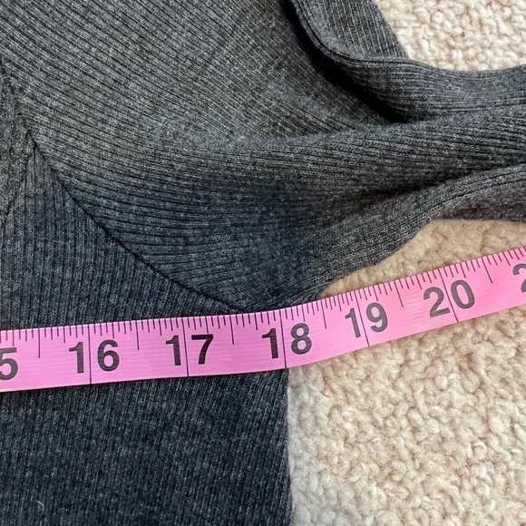 TLA Women’s Gray Waffle Knit Top Size Medium - Picture 7 of 9